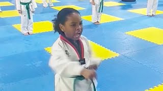 تايكوندو تكسير خشب مع أبطال صغار مع كابتن انس أوزون في جدة #taekwondo #jeddah #تمرين_ياكبير #shorts