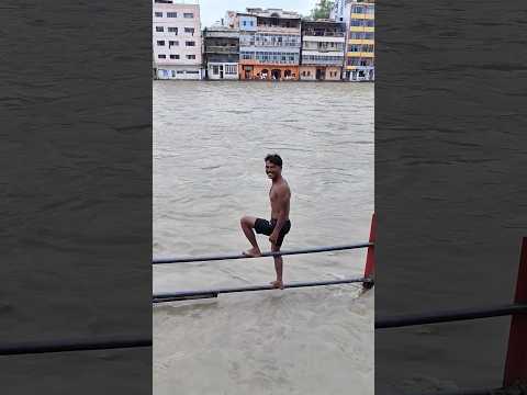 इतने गहरे जल में बचपन से लगा रहा h डाइव 😳😳😳 #haridwar #ganga