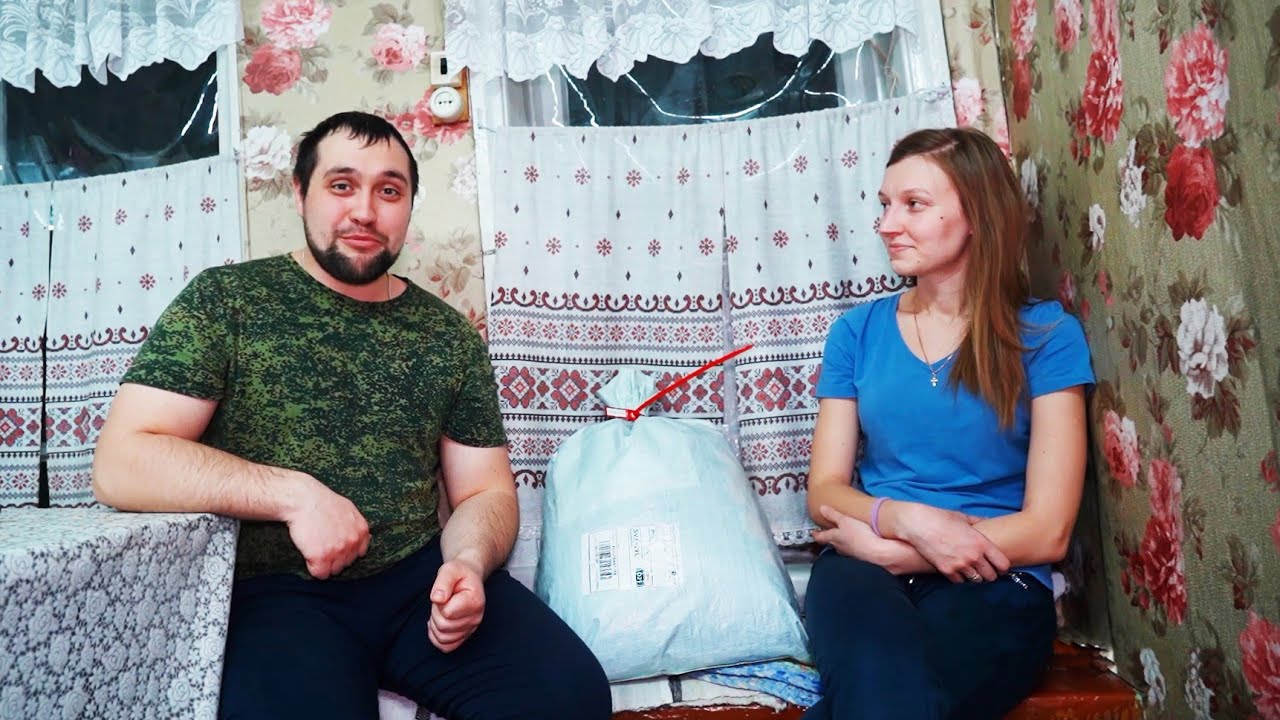 Жизнь в уральской деревне - посылка от зрителей - купили кате новые коньки