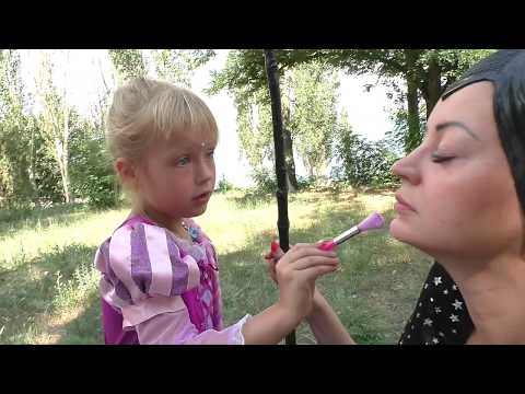 Princess Costumes & Kids Makeup Pretend Play Beauty Salon with Paints & Real Princess Dresses