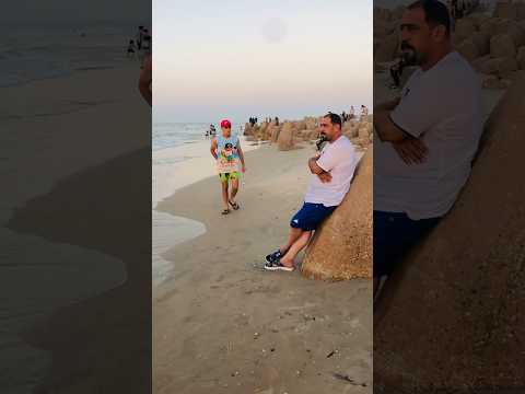 ‏كنت ماشي في مصيف بلطيم فجأة لقيت 200 جنيه 💵والتلفون📱😱