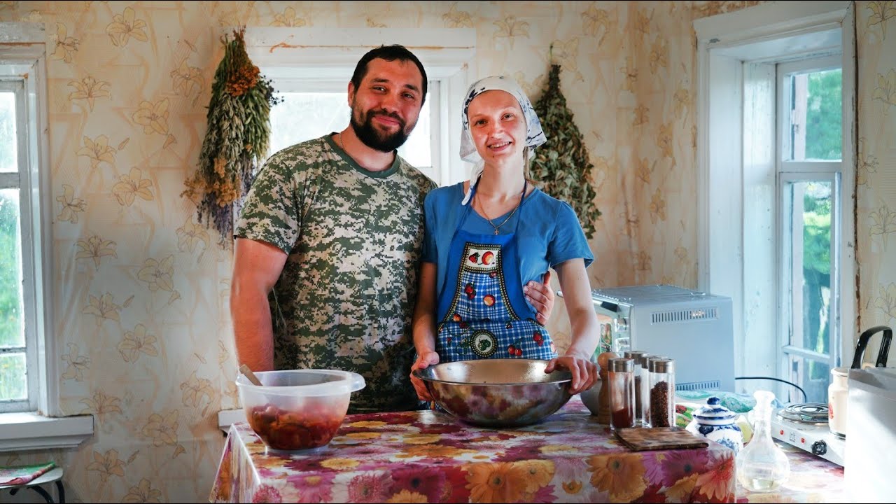 Жизнь в уральской глубинке - новая кухня для кати - приехали подарки - красим крышу