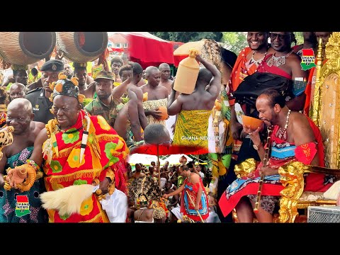 King Mswati III drinks freshly tapped Palmwine offered him By Otumfour Osei Tutu II @ a grand durbar