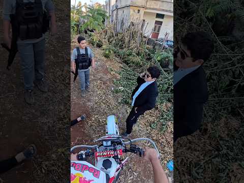 ما تنسو الاشتراك❤️😍 “لُقطة مضحكة — سلاح بروب مزيف (تمثيل/مزاح