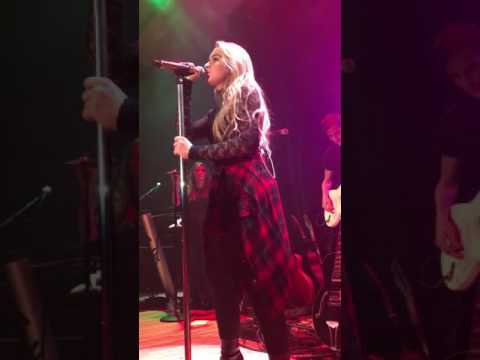 Have Yourself a Merry Little Christmas - Sabrina Carpenter (Live)