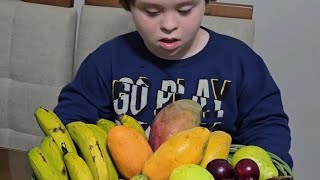 Nomeando as frutas #sindromededown #pcd #autismo #inclusão #tea #maternidade #estímulo #fono #fala
