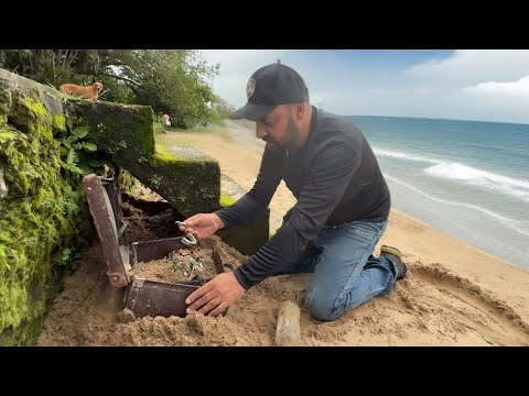 ESTE HOMEM ENCONTROU UMA MALA CHEIO DE JÓIAS NA PRAIA