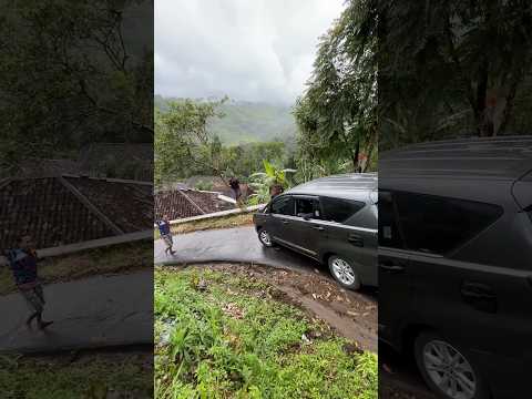 Rem Blong Auto Parkir Di Atap Rumah Sempit Licin Dan Curam