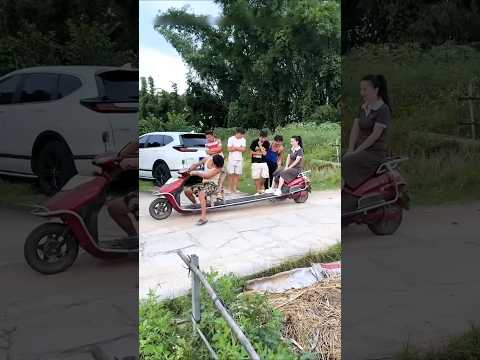 Scooter को बीच से तोड़ देता है #shortsvideo