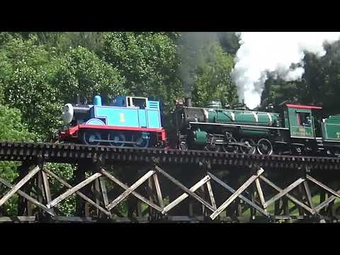 Thomas, o trem atravessando uma ponte ferroviária na vida real e assustando os pássaros!