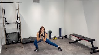 Fente latérale avec pulsations en gobelet avec kettlebell