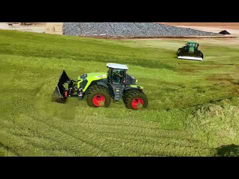 CLAAS XERION 12.590 pushing silage on a big chopping crew in TEXAS 😎 @claas_global  #silage #ag