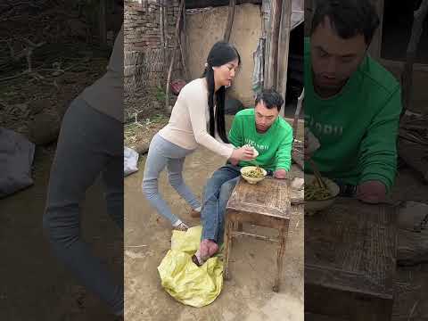 Hoàn cảnh khó khăn của hai vợ chồng khuyết tật cố gắng vượt qua nghịch cảnh