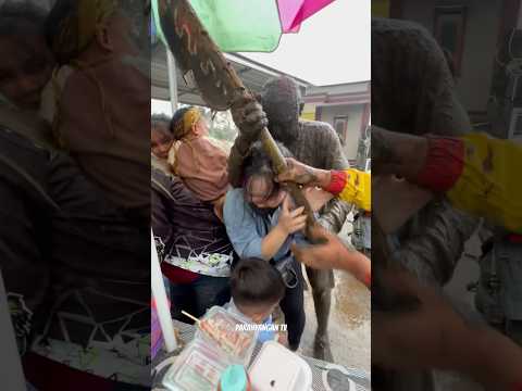 Cewek Cantik Sembunyi Di Tempat Pedagang Malah Kena Sama Kuda Lumping!! Seni Benjang Mekar Budaya