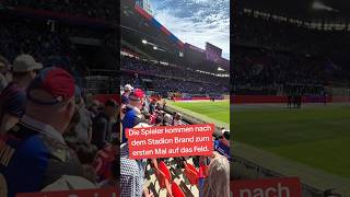 Die Spieler kommen nach dem Stadion Brand zum ersten Mal auf das Feld / #fcbasel #fcsion #fussball