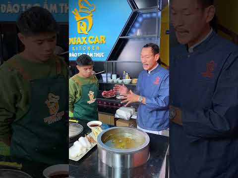 Phở bò - Nêm gia vị trong lúc hầm xương
