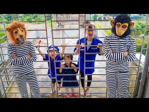 Ly Ly and Sister became police officers - Kinderlieder und lernen Farben