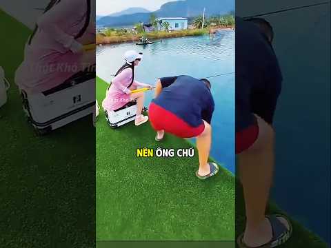 Ông chú thị phạm cách câu cá cho cô gái xem