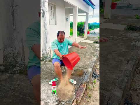 Lavando os pés com terra.