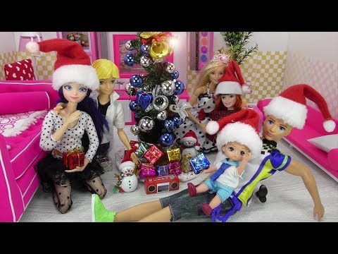 Marinette y Adrien abren juguetes y regalos de navidad