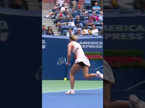 Sharapova went LEFTY twice ๐คฏ