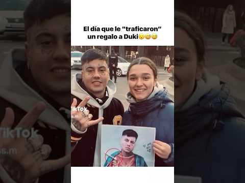 Duki se sorprende con el regalo de su fan #duki