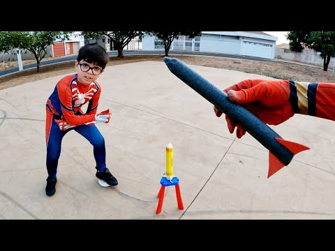 PEQUENO HOMEM ARANHA LANÇANDO O FOGUETE DE BRINQUEDO!