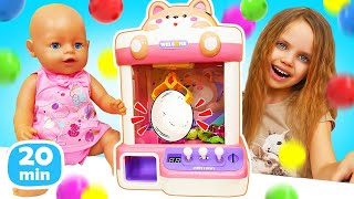 Maya y Lina juegan con una máquina tragamonedas para atrapar juguetes.