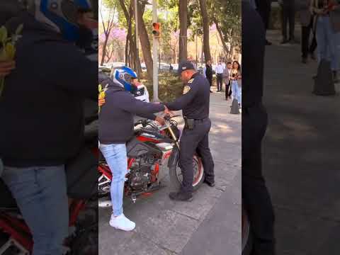 Motociclista invade ciclovía y se ponen grosero!!
