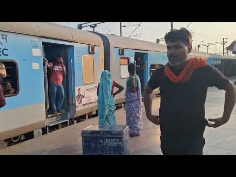 दोनों औरतों को बोला कि दौड़ के मत चढ़ा ट्रेन रुकतवा