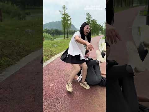 沒素質的女人邊吃香蕉邊隨地亂扔香蕉皮，害的帥哥直接躺在地上了#亲子 #亲情 #家庭 #农村生活 #正能量 #善恶就在一念之间