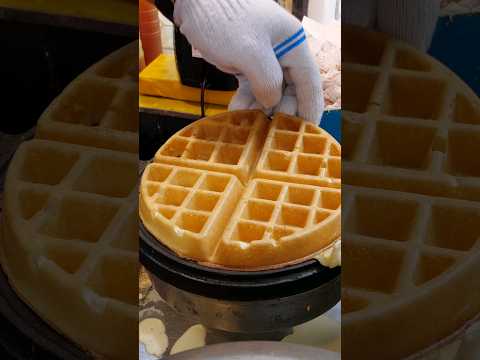 2,500원짜리 두툼한 생크림 와플 / thick whipped cream waffle - korean street food
