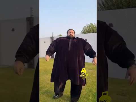 أضخم وأقوي رجل في العالم بياكل 10000 سعره حرارية في اليوم وطلب يتحدي بطل العالم 🤔