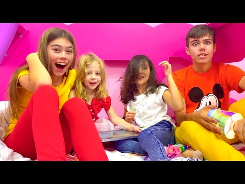 स्टैसी और उसके दोस्त बाहर खेल खेलते हैं Like Nastya