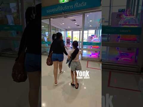 นี่จะตกรถหรือมัวเดินเล่นชิว⁉️🤣 #funny #คลายเครียด #ตลกขำๆ #เฮฮา  #ตลก #555 #ย้งสายฮา #ย้งกระแสบน
