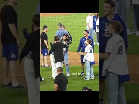 勝利投手の山本由伸選手に飛びついたのはガールフレンド?いえいえ、石原与一さんでは?ナ・リーグ地区シリーズ、ドジャース対パドレス #山本由伸 #ドジャース #大谷翔平