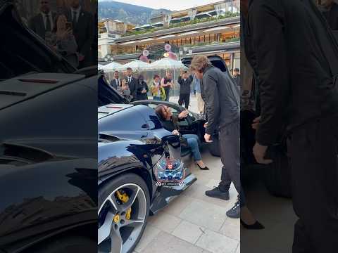 Difícil de abrir a porta do Ferrari SP3 e lady da gargalhada #supercars #belezafeminina #milionaire