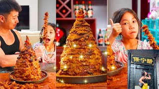 现在谁还吃烤肉串，巨无霸烤肉塔吃的才更香，妈妈羡慕的只能吃醋啦!【东东一家】