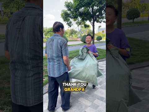 Langlang bought grandma a gift! 🥹