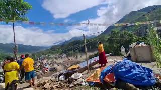 La furia del Bhote Koshi in Nepal: piena violentissima tra case e ponti