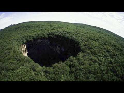 Este Drone Entrou no Buraco de Mel, O Que Foi Capturado Aterroriza o Mundo Inteiro