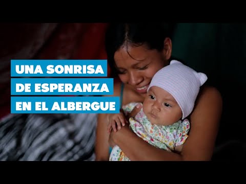 Naidelyn, la bebé que crece en un albergue tras los temblores
