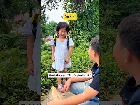 Cậu bé tình cờ đón cô em hàng xóm tan học