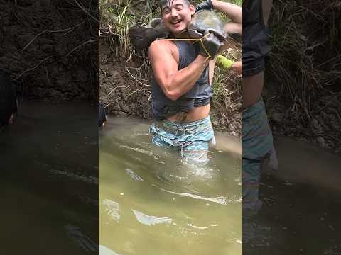 Could you hold on to this fish? 😱
