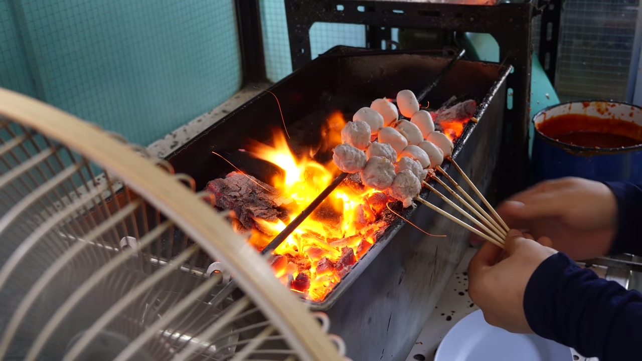 Thai Food - ROASTED Tendon Meatballs and Beef Noodles in Bangkok