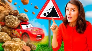 🏎️🚧 ¡Rayo McQueen se atascó en el camino! 😲 | Juegos de coches con Ana