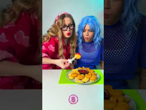 كيف تأكل قطع الدجاج دون استخدام الأيدي؟! 🍗😆 استخدم هذه الأداة! #مضحك #طعام