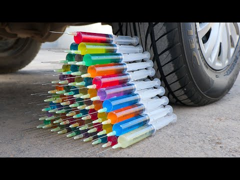 Aplastando Cosas Crujientes con el Coche | Experimento: Rueda de Coche VS Jeringas
