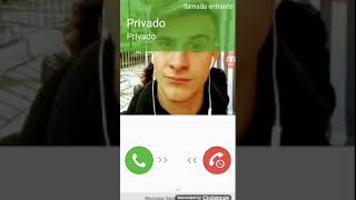 Un chico con la foto de nau me abla y abla raro