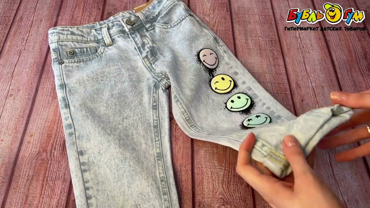 Брюки джинсовые Lanson Kids с рисунком радужные смайлики синие - видео Брюки джинсовые Lanson Kids с рисунком радужные смайлики синие - видео